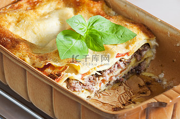 烤宽面条配碎火鸡肉和西红柿