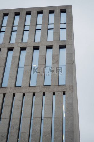 城市中一座大型建筑的局部视图