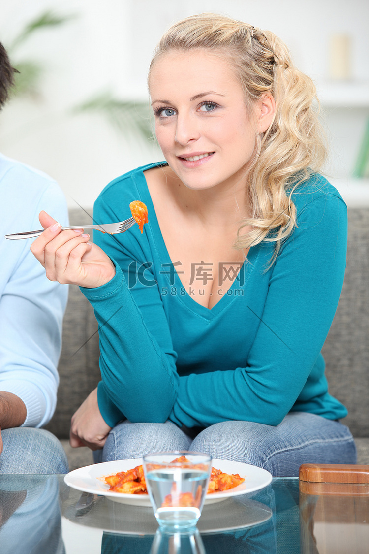 吃饭的女人高清摄影大图-千库网