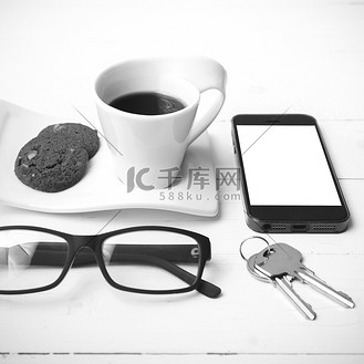 眼镜架镜片高清背景图片_有曲奇饼、电话、镜片和钥匙黑白的咖啡杯