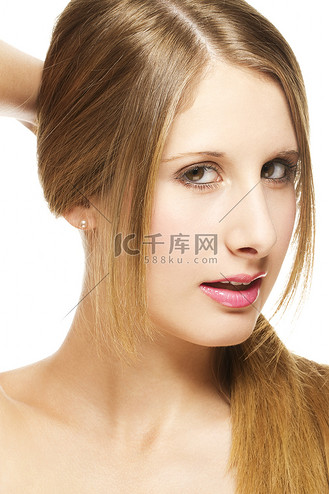 美丽的女人把头发扎成辫子