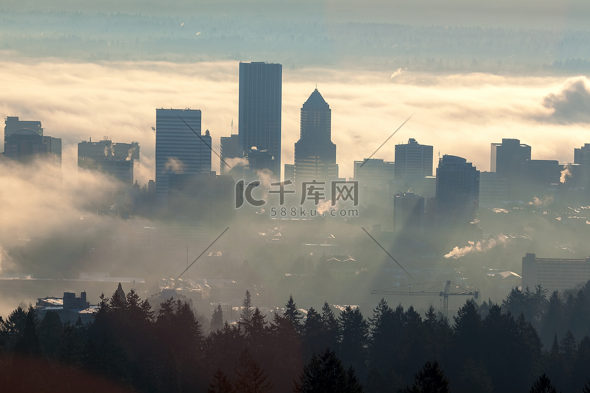 在雾中漫步的马德里建筑 - Into the fog （Joel Filipe 摄影作品5） - 普象网