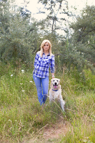 牵狗女孩图片_牵狗女孩素材-牵狗女孩图片大全-千库网