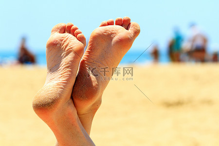夏日天空下的女性脚高清摄影大图-千库网