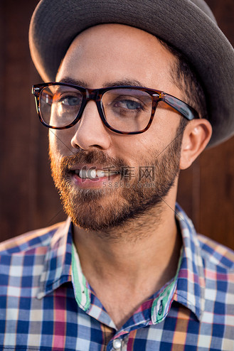 创意戴眼镜的蓝莓图片素材_办公室戴眼镜的创意男性专业人士肖像