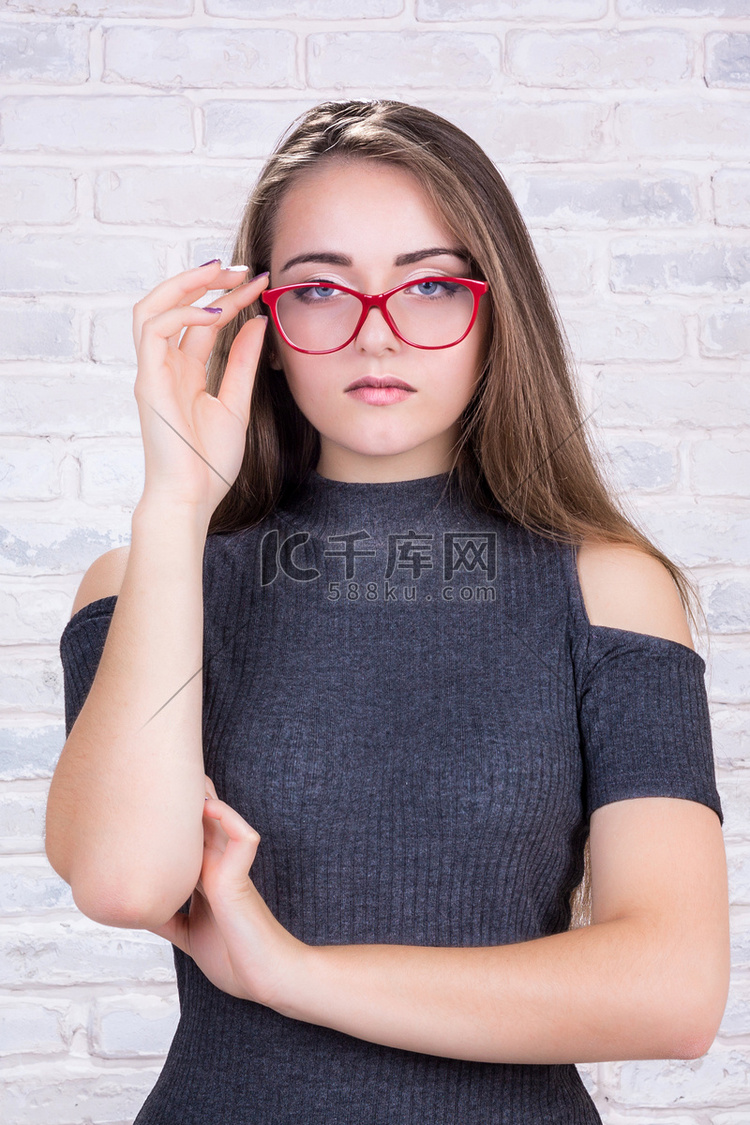 女生戴红色眼镜框怎么样，女生戴红色眼镜框怎么样好看