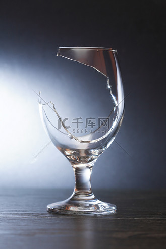破碎的酒杯在黑暗中