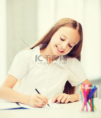 小学生女孩在学校画画