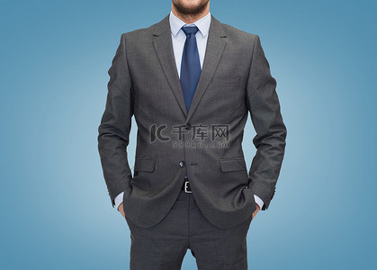 关闭在蓝色背景的商人高清摄影大图 千库网