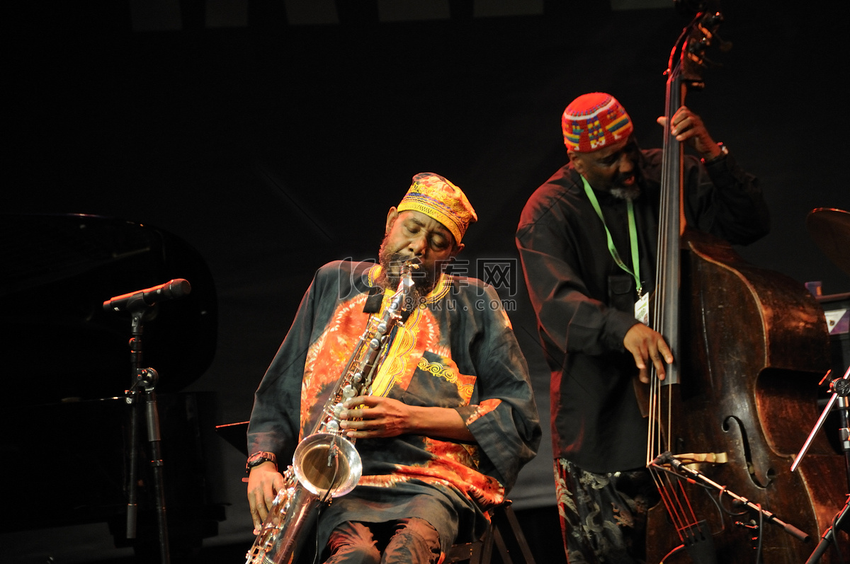 爵士年轻核心能否打破连败困境