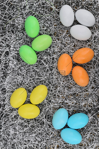 各种颜色的带装饰的巧克力蛋