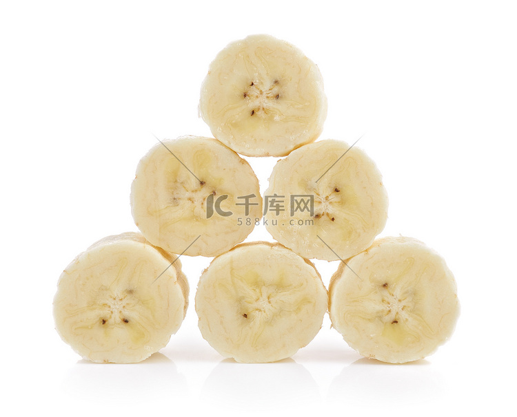 白色背景上的切片香蕉高清摄影大图-千库网