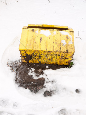 洗衣液外箱图片素材_掉在暴风雪外的黄色砂砾箱盐上