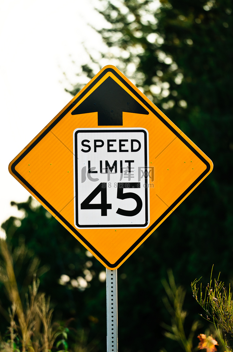 在美国使用的路标，45 MPH 限速。高清摄影大图-千库网