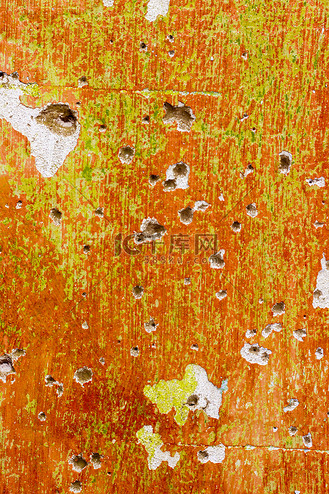 有弹孔的红色墙壁