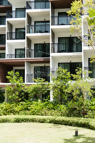 现代城镇城市人的公寓和游泳池生活