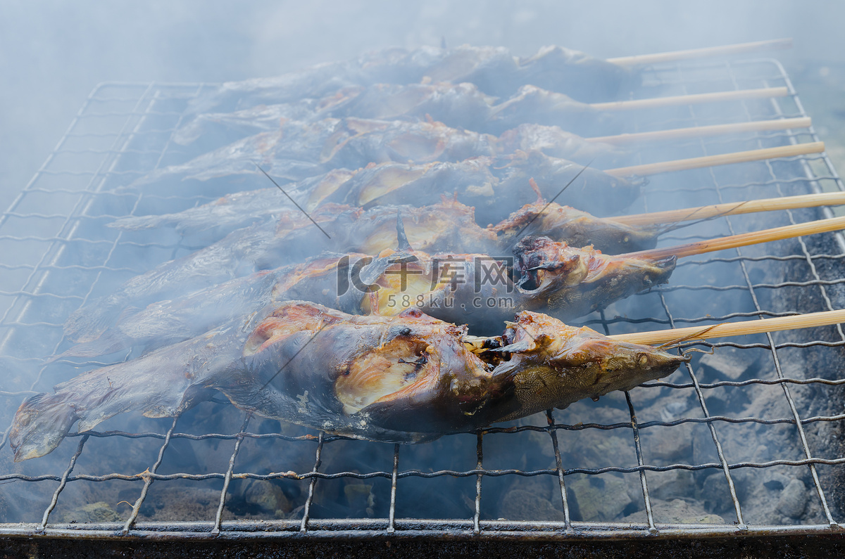 烤鲶鱼（Roasted Catfish）和印楝叶配甜罗望子鱼露（Sadao Nam Pla Wan）。高清摄影大图-千库网
