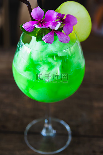 青苹果冰沙和花卉装饰