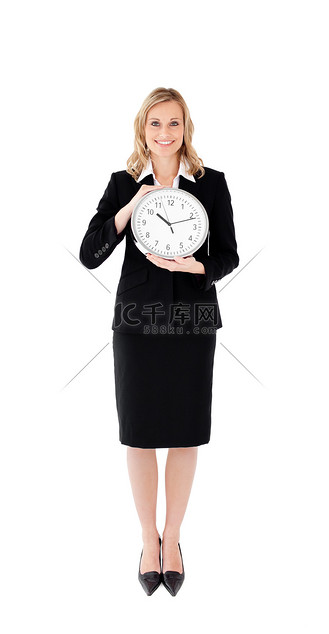 拿着时钟的高兴女实业家