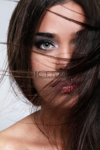 美丽的头发被风吹动的迷人女人