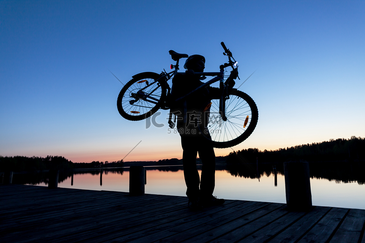 夕阳下骑自行车的情侣唯美手机壁纸图片下载 | 犀牛图片网