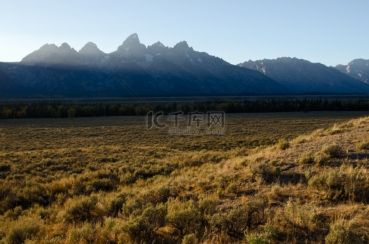美国怀俄明州大提顿国家公园的山艾树和提顿山脉高清摄影大图-千库网