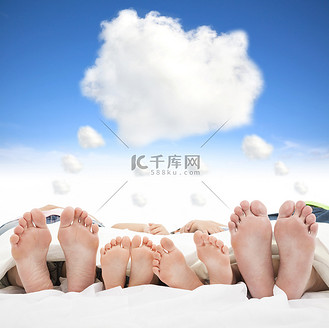 家人睡在床上,梦云概念