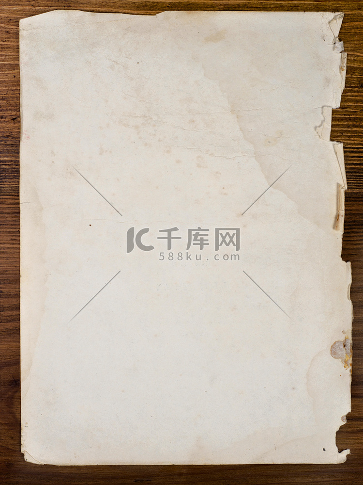 在一张木桌上的旧文件高清摄影大图-千库网