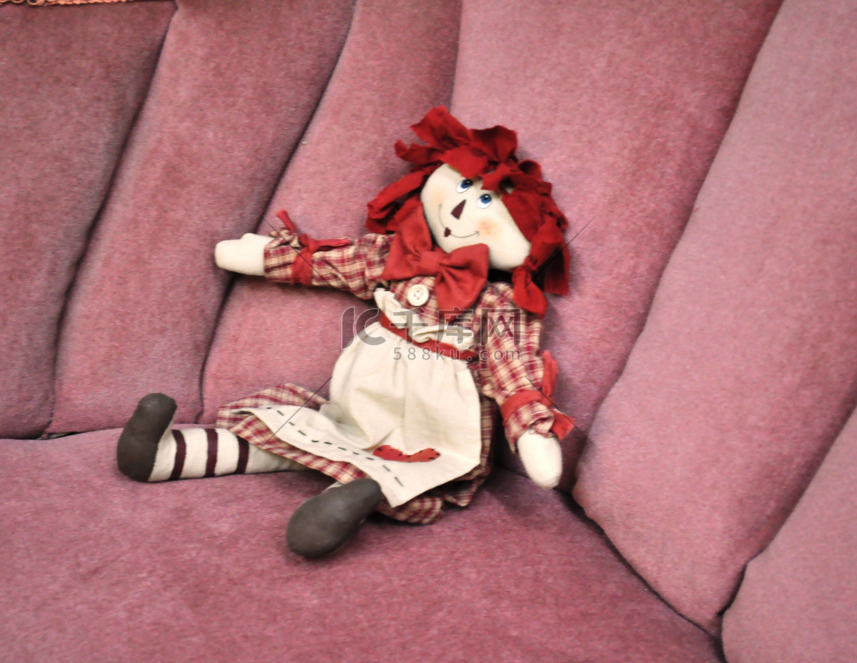 女孩意外捡回一个娃娃，却不知道它是活着的诡异灵娃，险些被杀_哔哩哔哩_bilibili