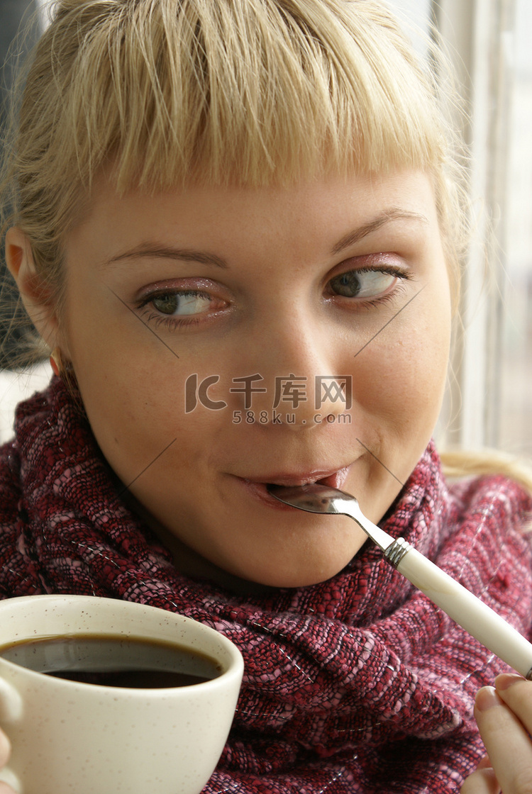 女孩和咖啡高清摄影大图-千库网