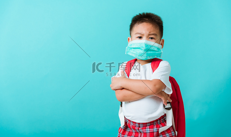 儿童男孩幼儿园戴面罩防护和书包高清摄影大图 千库网