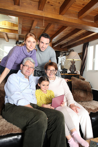 一家人围坐在笔记本电脑周围