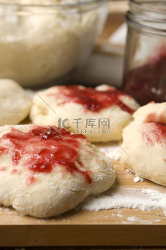甜甜甜圈配玫瑰果酱