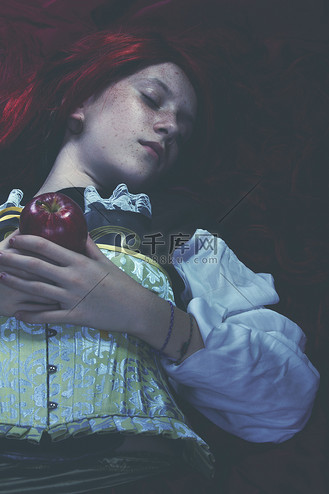 年轻的女人以诗意的方式淹没.