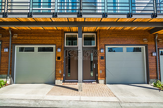 全新联排别墅的车库和入口门