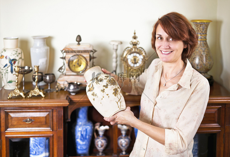 古董收藏的女人高清摄影大图-千库网