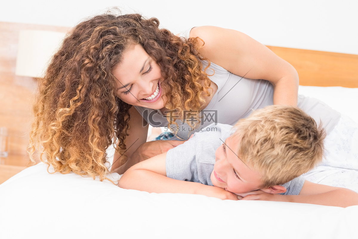 快乐的父母和孩子坐在沙发上挠痒痒照片摄影图片_ID:315562791-Veer图库