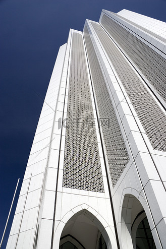 摄影图现代企业大楼企业vip免费下载免抠背景平静水面上宽敞的空货船