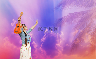 亚洲女性开心地拿着四弦琴微笑,举起两只手臂