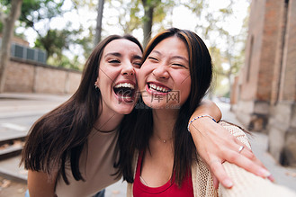 女人在约会时笑着玩得开心