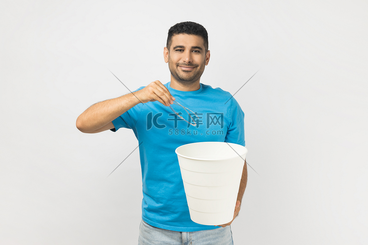 激光视力矫正后，满意而高兴的胡子拉碴的人扔掉了他的眼镜。高清摄影大图千库网