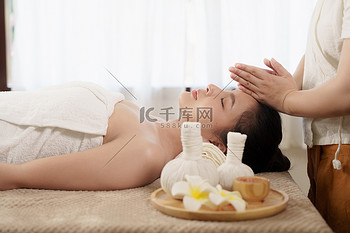 年轻女子在spa沙龙做放松按摩