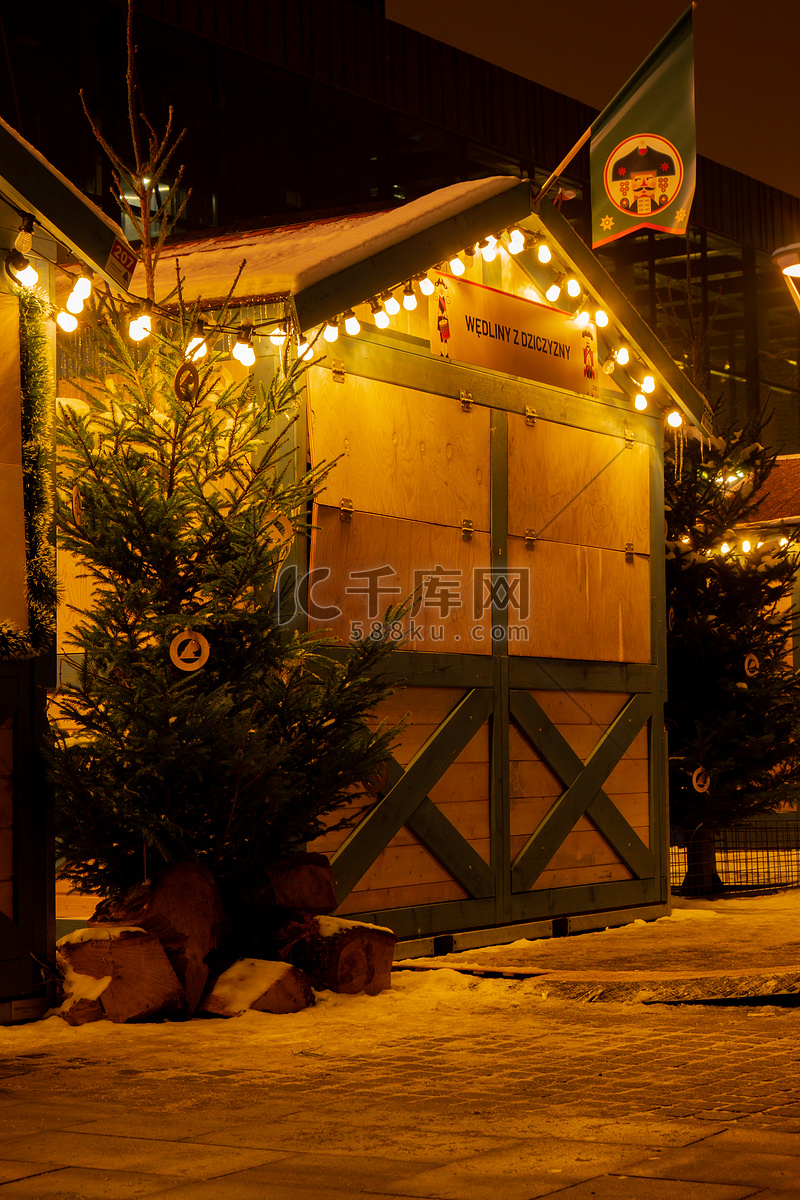 波兰格但斯克— 2022 年12 月传统圣诞市场假日，夜间装饰和灯火通明的街道。高清摄影大图-千库网