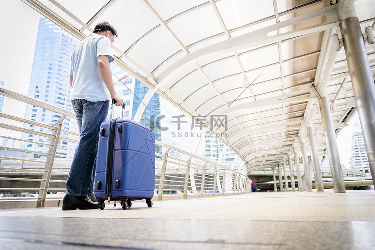 亚洲成年游客带着蓝色大包走路和旅行高清摄影大图 千库网