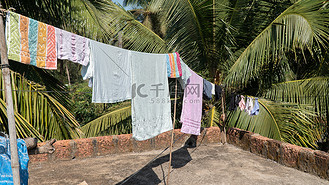 洗衣在屋顶上用绳子在阳光下晾干，缺乏技术