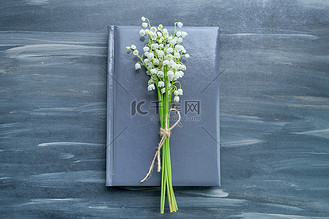 绳的铃兰春花企业vip免费下载摄影图艺术插花中的红色花朵与侧手翻