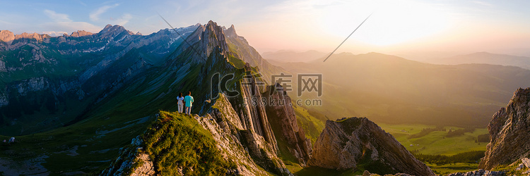 Schaeffler mountain ridge swiss Alpstein，瑞士阿彭策尔，雄伟的舍弗勒峰的山脊高清摄影大图-千库网