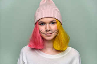 针织帽染发的时髦少女肖像