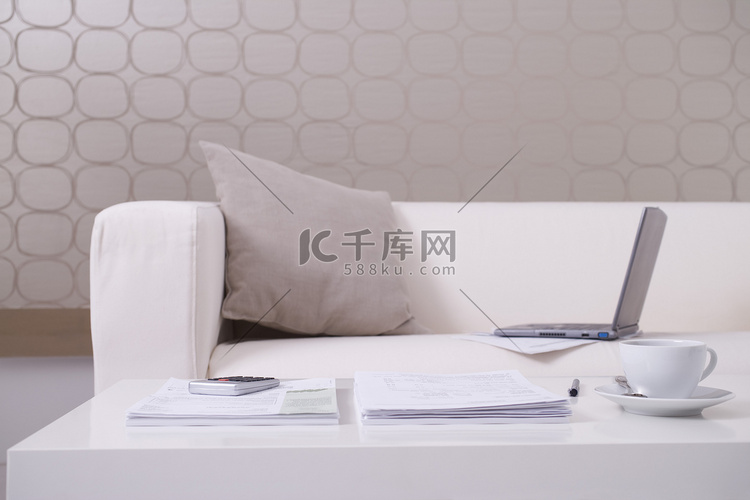 桌上的文件高清摄影大图-千库网