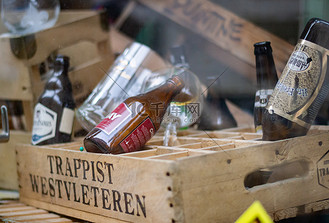 陈列的特拉普主义者 westvleteren 板条箱中的比利时啤酒